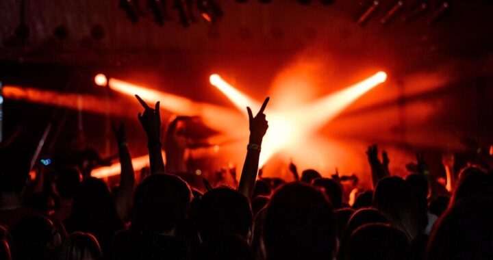 kabaret-m--odych-pan--w-w-lubinie-----mamy-dla-was-auto-1836