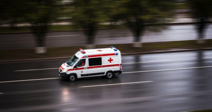 policjanci-ucz---jak-udziela---pierwszej-pomocy-auto-1052